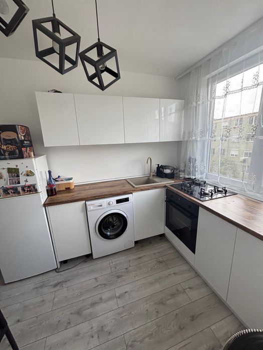Inchiriez apartament