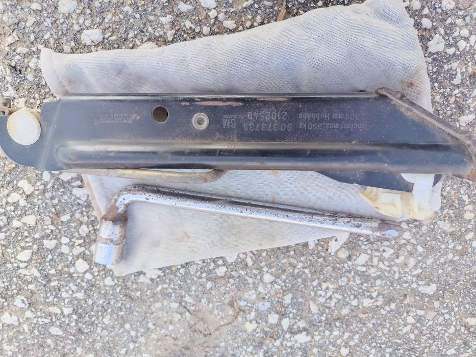 Крик + ключ за лек автомобил