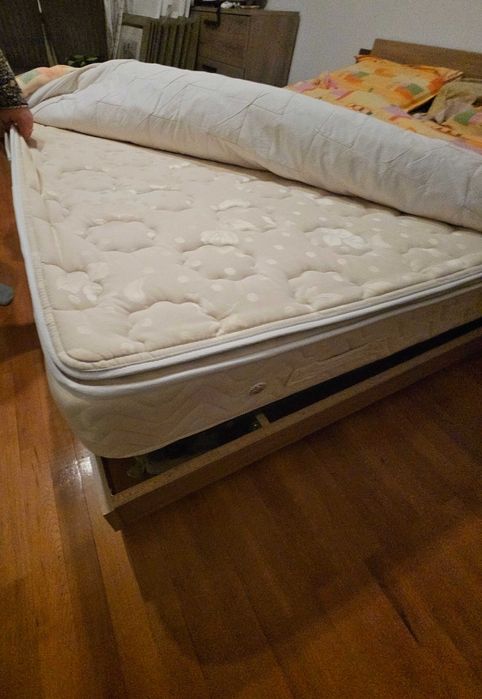 Vand 2 sifoniere, comoda, noptiere, pat cu saltea, lustra