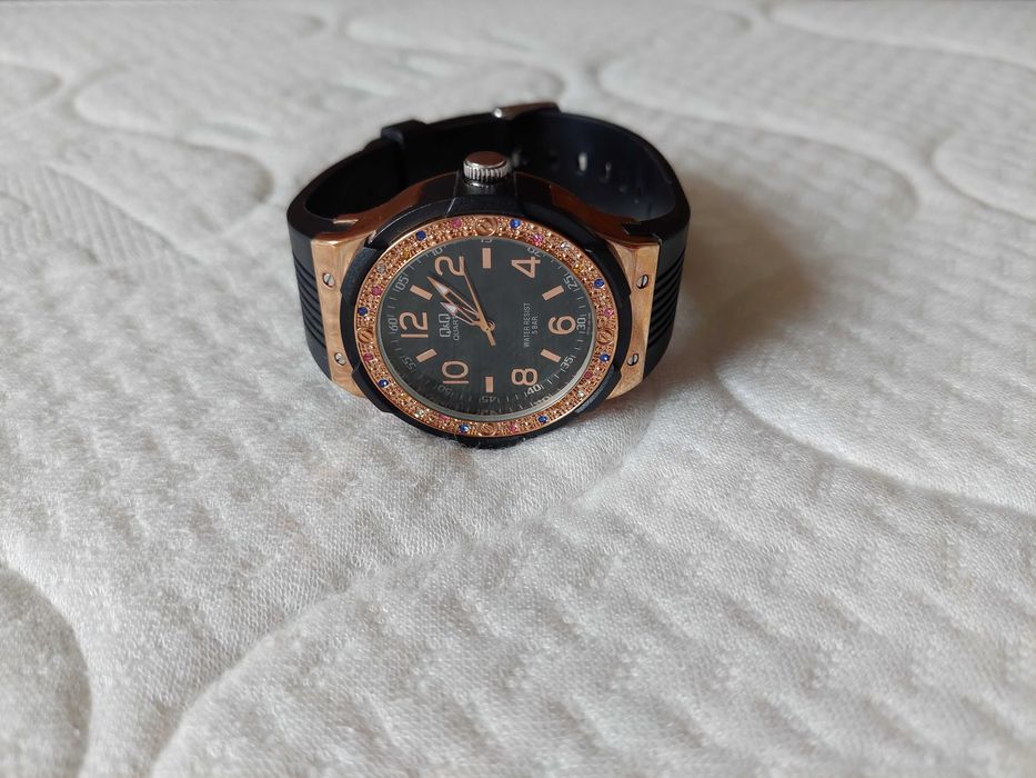 Дамски часовник Q&Q с камъни