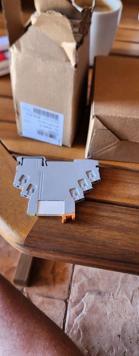 Bloc de conexsiuni, si releu inter față