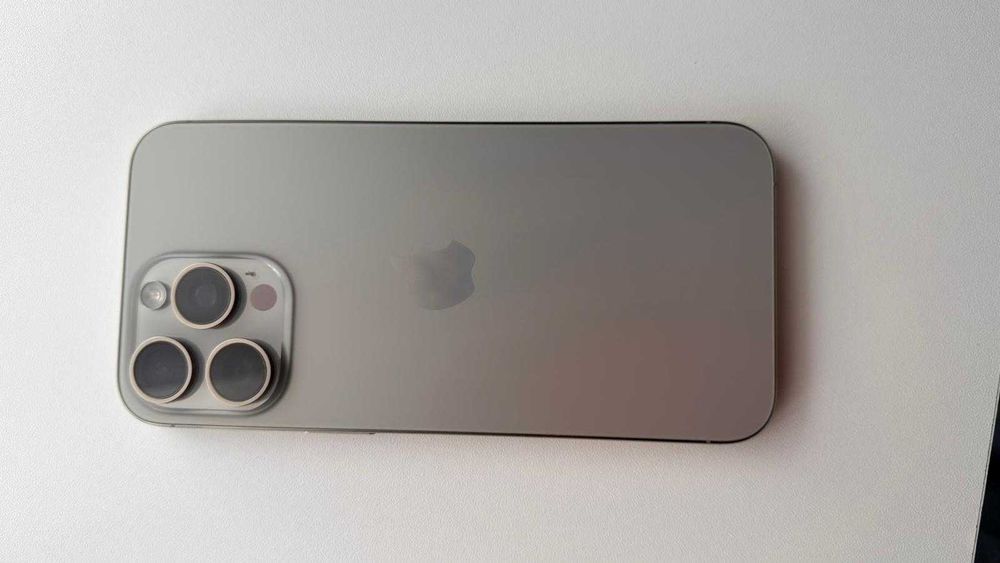 Vând iPhone 15 Pro Max