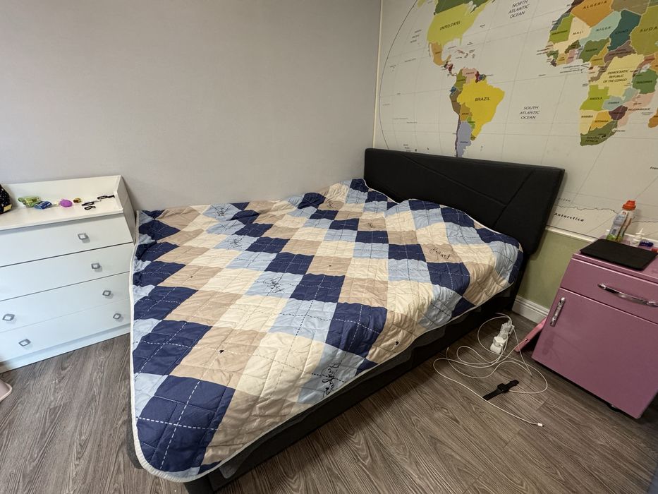 Продам кровать с матрасом  в отличном состоянии