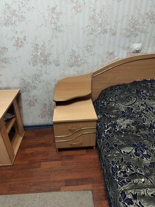 Кровать с двумя тумбами и матрасом