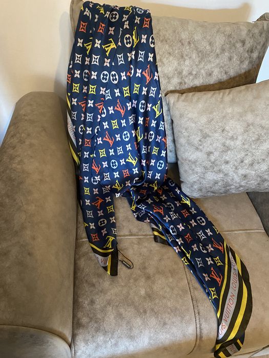 Eșarfă din mătase 100%.LV ; Geantă mare LV