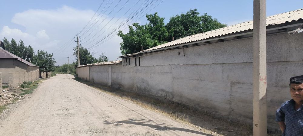 Katta hovli srochni sotiladi