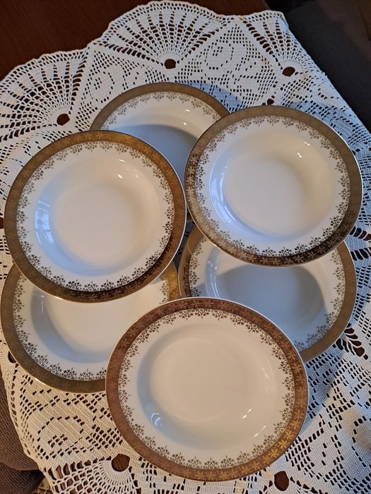 Сервиз за хранене от фин Чешки порцелан с позлатени кантове