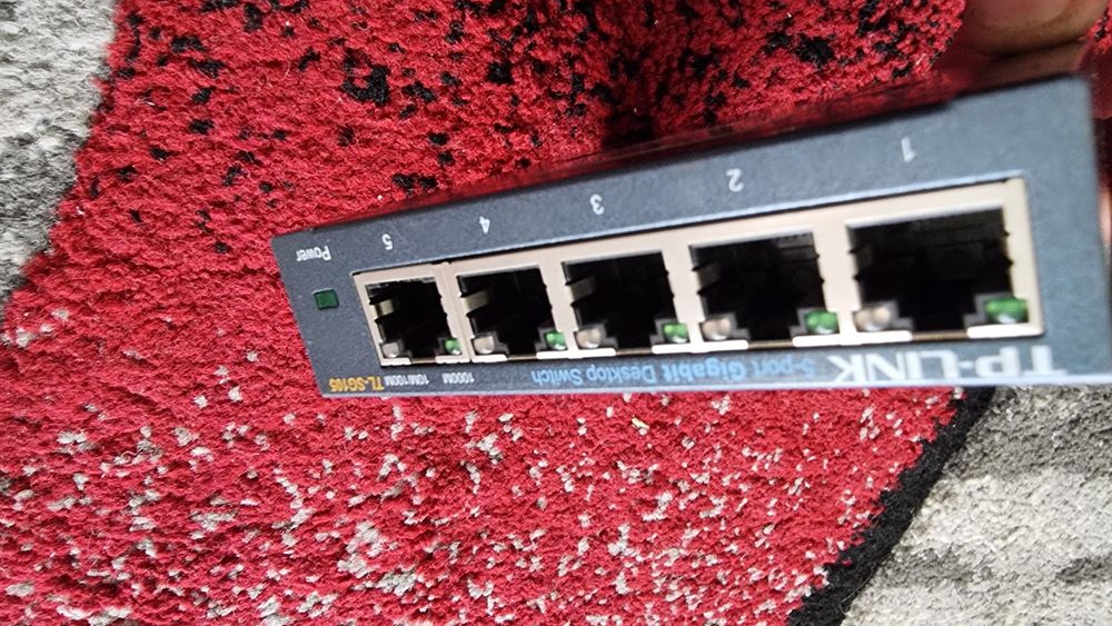 Switch Tp Link gigabit 5 porturi in stare bună de funcționare!