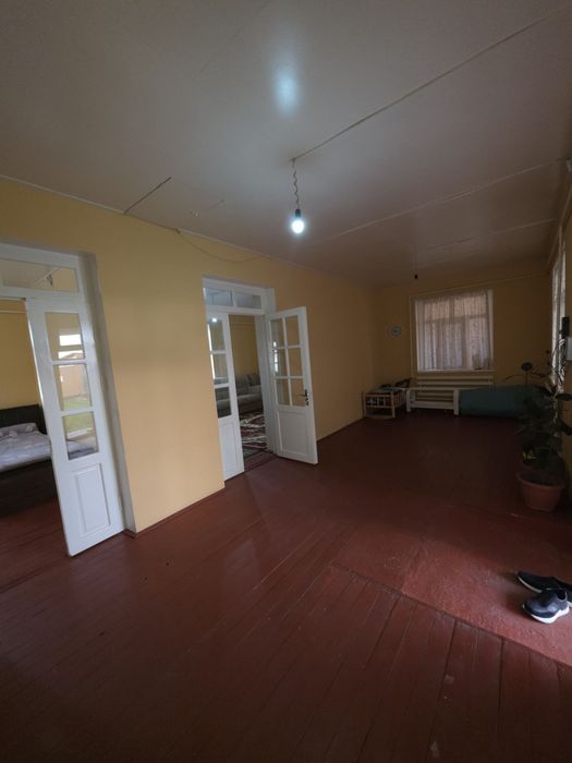 Zafarda 6.25 sotixli pishgan g'ishtdan qurilgan uchaska sotiladi