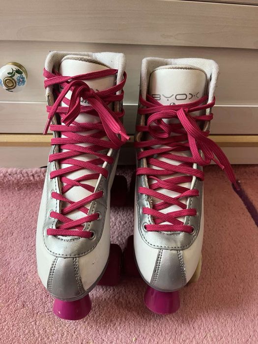 Светещи ролкови кънки BYOX и чанта за тях на Soy Luna