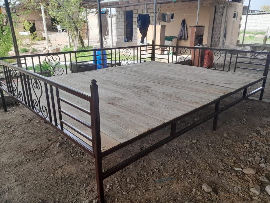 Стол и скамейка. Тапчан, беседка