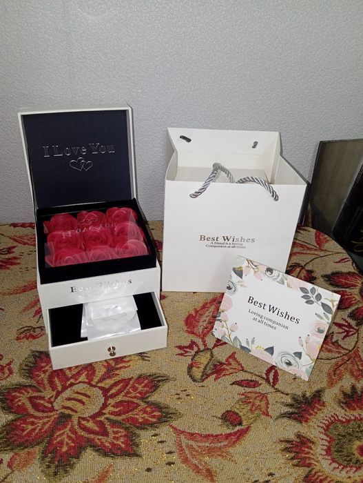 Продам  Шкатулка с розами и цепочкой «Я тебя люблю» на 100 языках мира