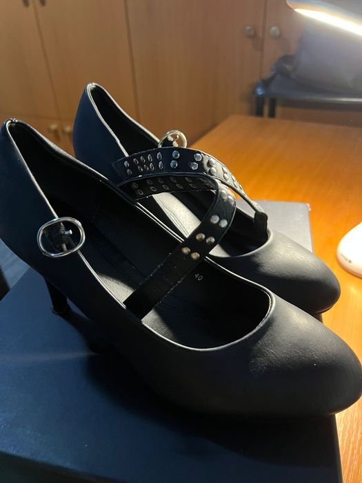 Pantofi negri cu toc