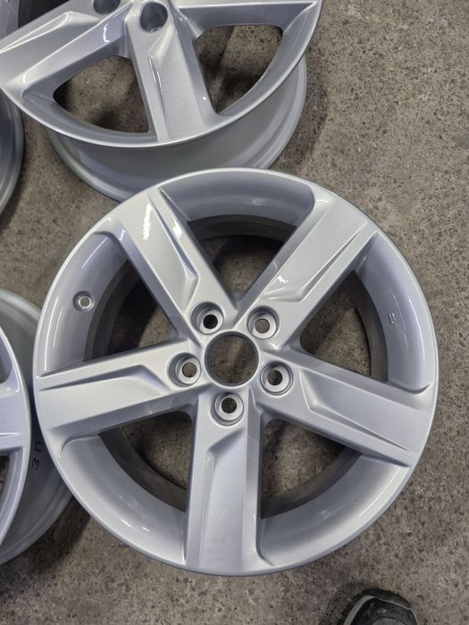 От Тойоты Камри 50 оригинал R17