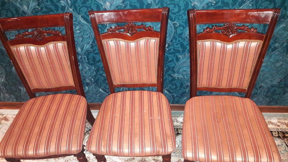 Стол со стульями