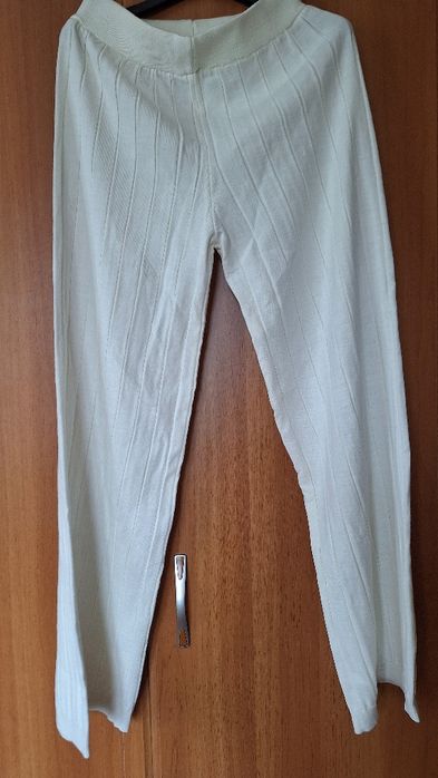 Предлагам дамски комплект в бяло