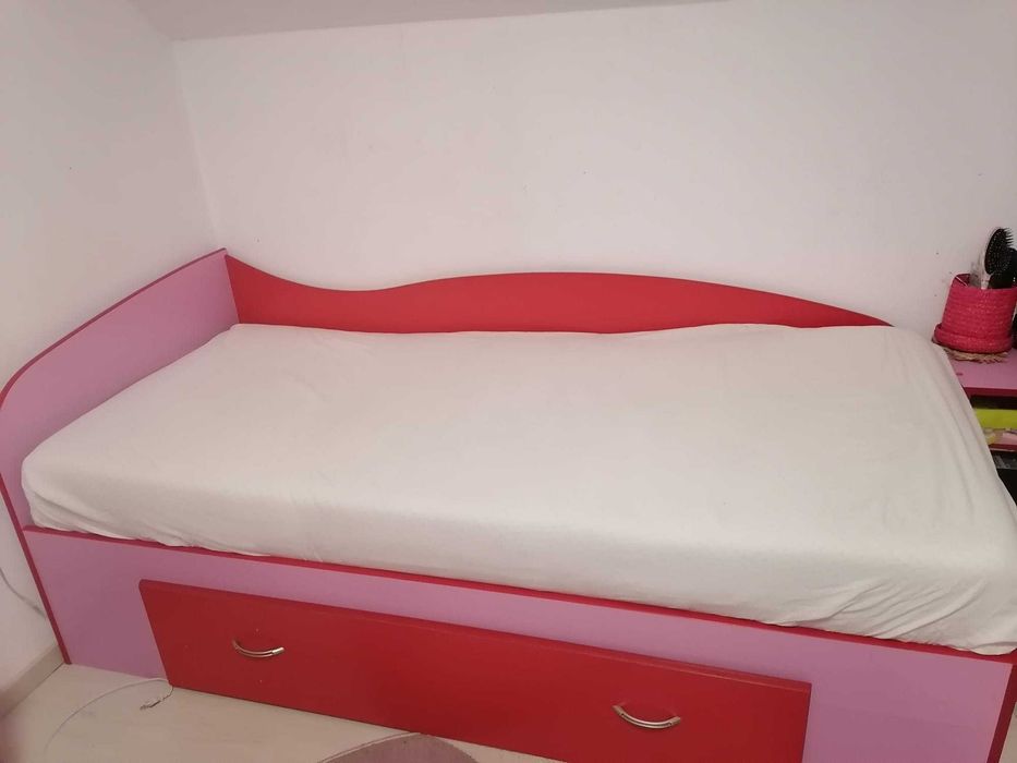 Mobila de lemn rosie/roz