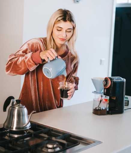 Електрическа кафемелачка Molino, черна/червена