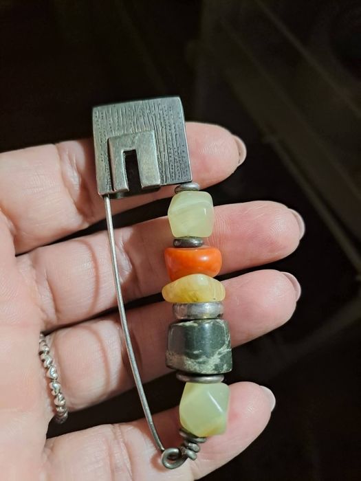 Brosa din argint cu diferite pietre naturalr