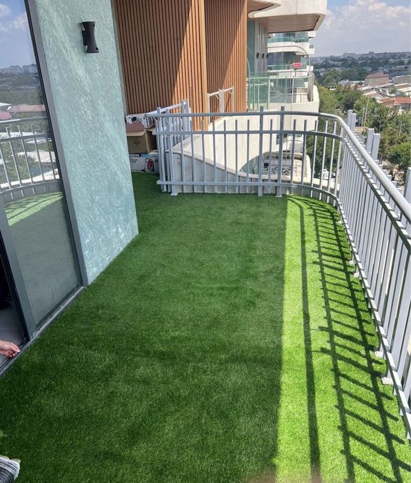 Suniy gazon chim zabor fetostina