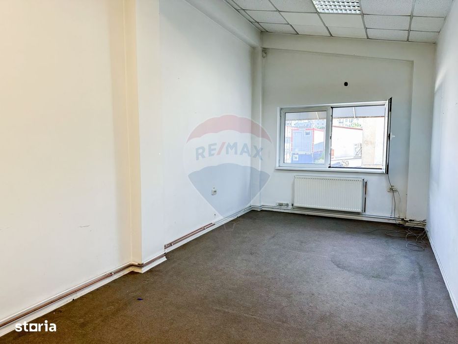 Spatiu comercial | doua cladiri, curte proprie | 300 mp |