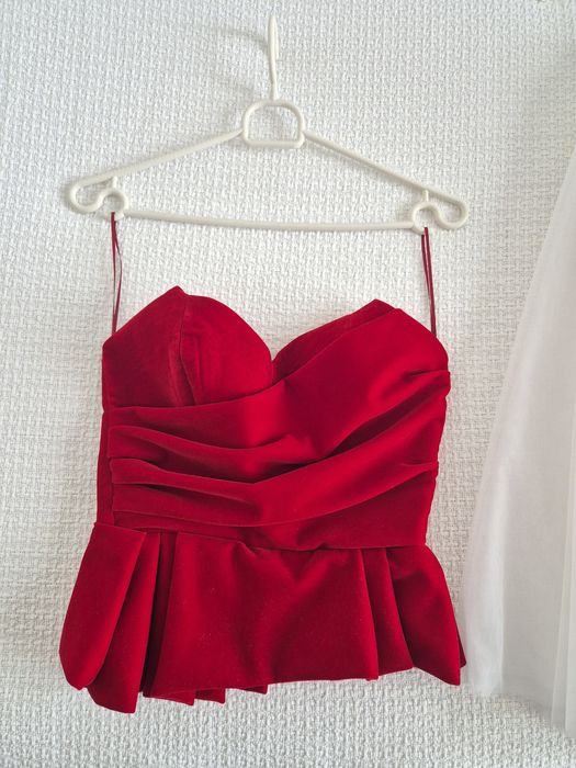 Top catifea cea mai buna calitate  și fusta tul natural .