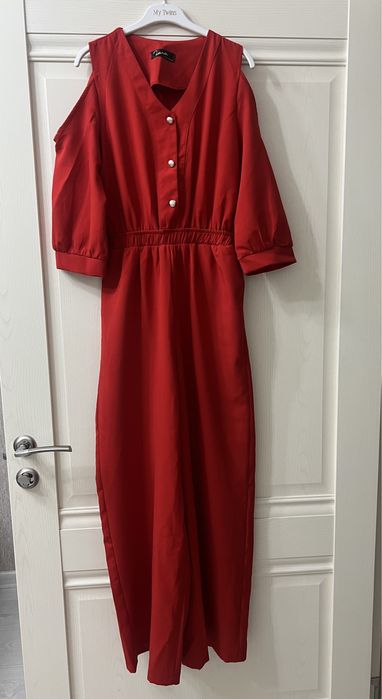 Шикарный комбинезон в красном цвете