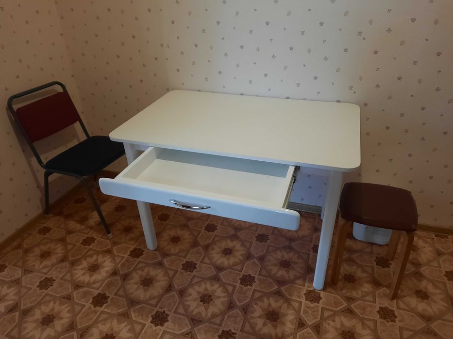 продам стол низ из дерева .верх из лдсп.