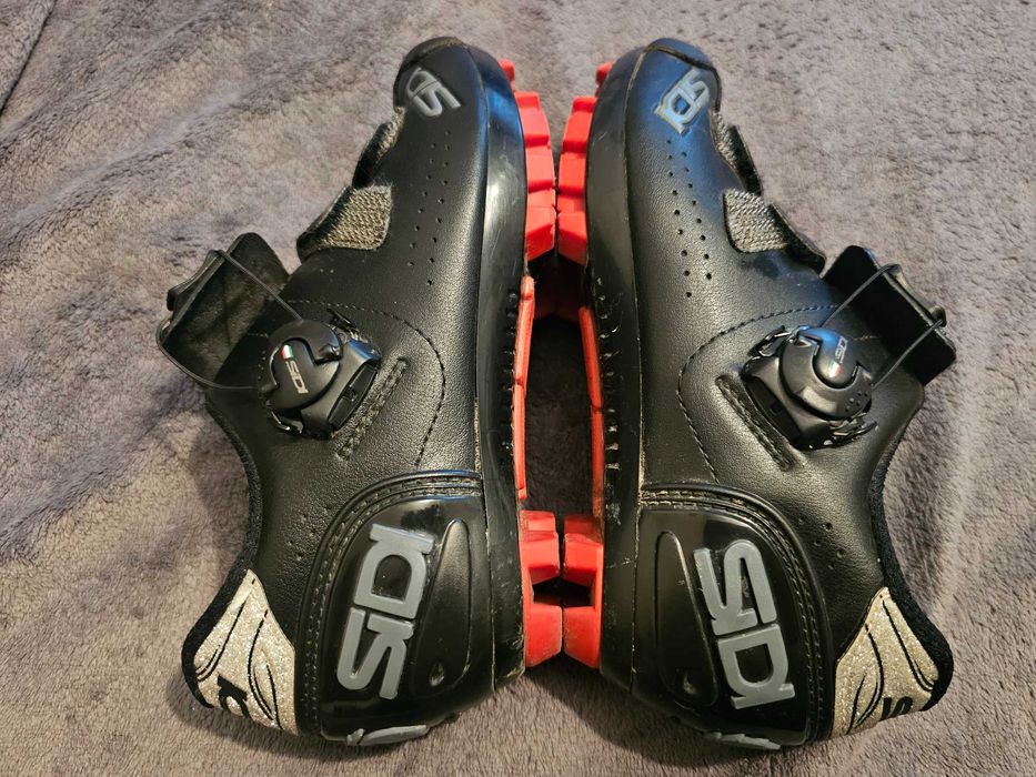 Casca ciclism Met Veleno ca noua marime M 56/58 si Pantofi ciclism Sidi trace 2 MTB spd ca noi marime 36