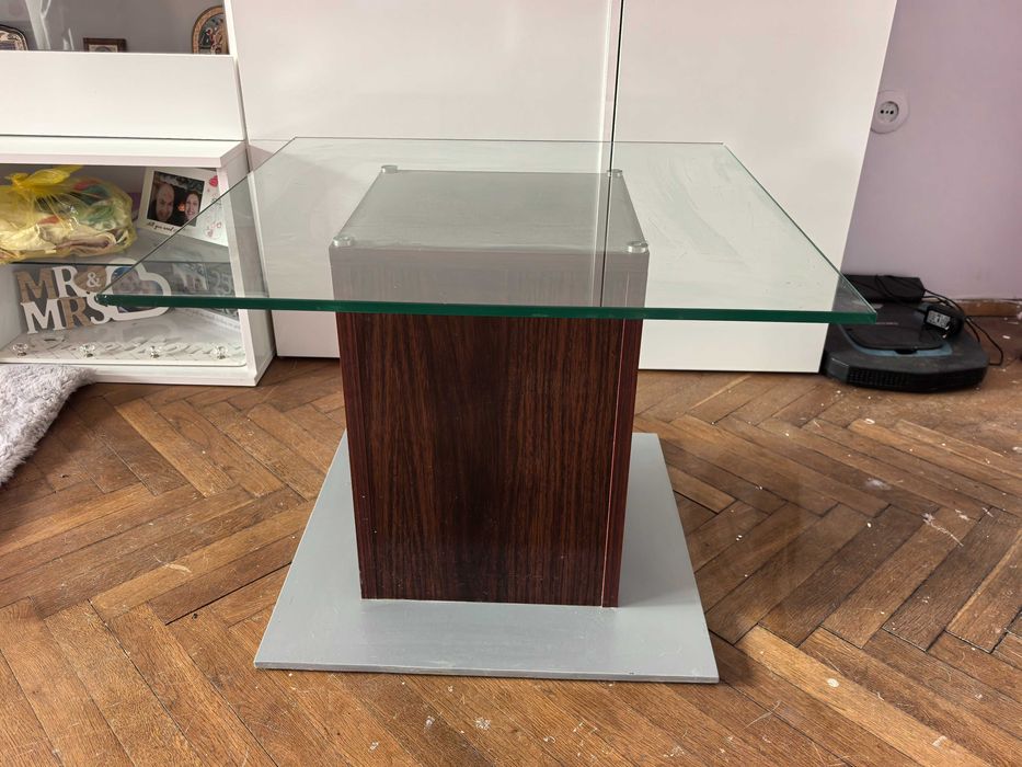 Масивна холна маса със стъкло