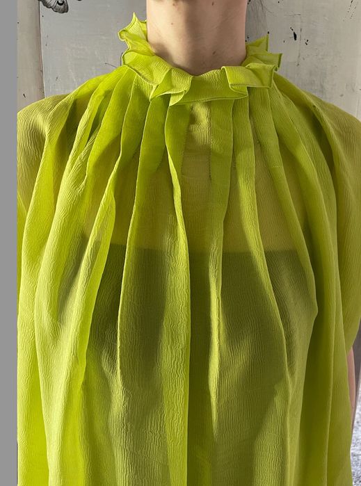 Top verde-fistic cu spatele gol - o piesa cadou superba