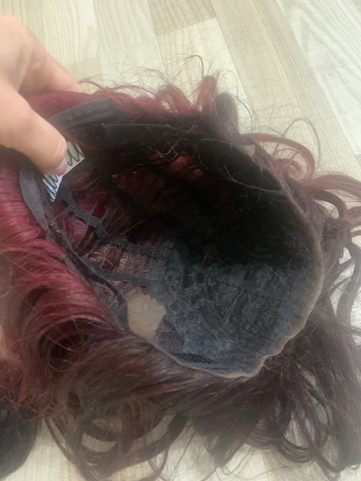 Продавам перуки - черна и червена