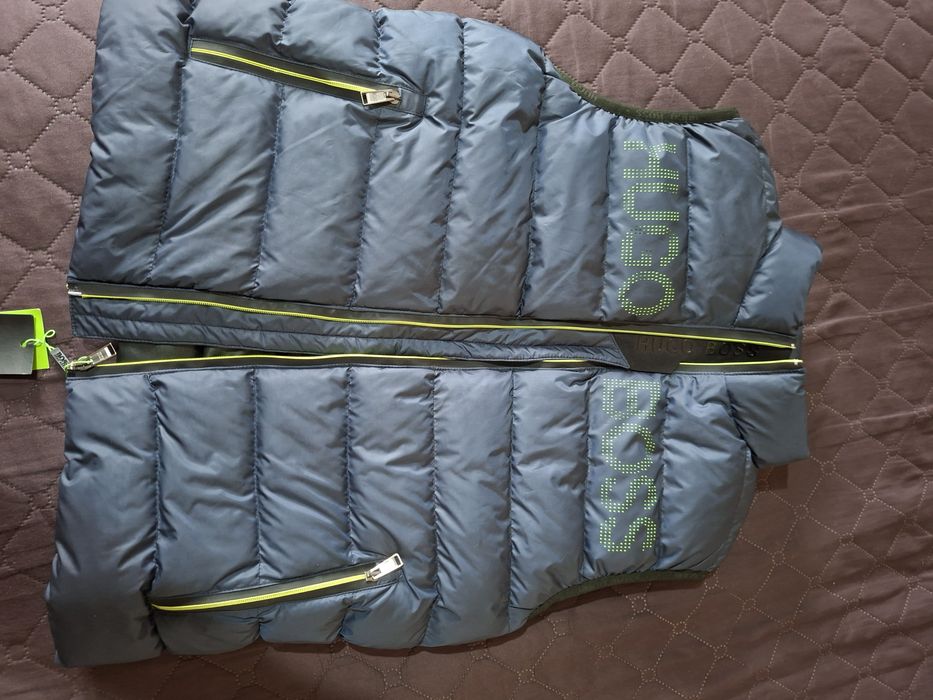 Продавам мъжки елек HUGO BOSS