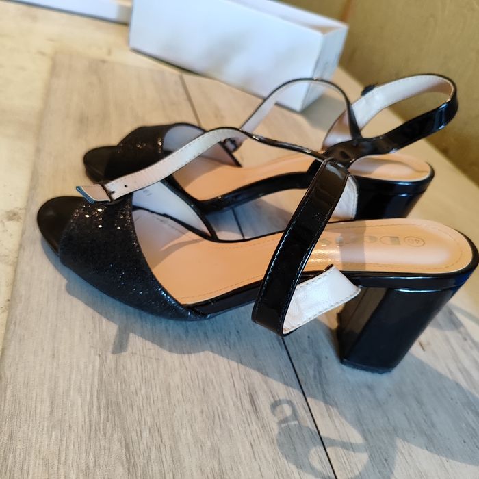 Сандали 40 номер