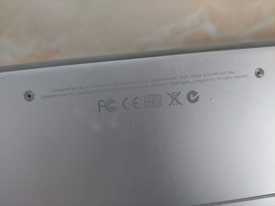 Vând MacBook Pro A1211 Intel Core Duo 4Gb DDR2 (în stare foarte bună)