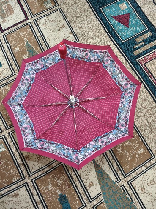 Зонт б/у , рабочий, все целое.