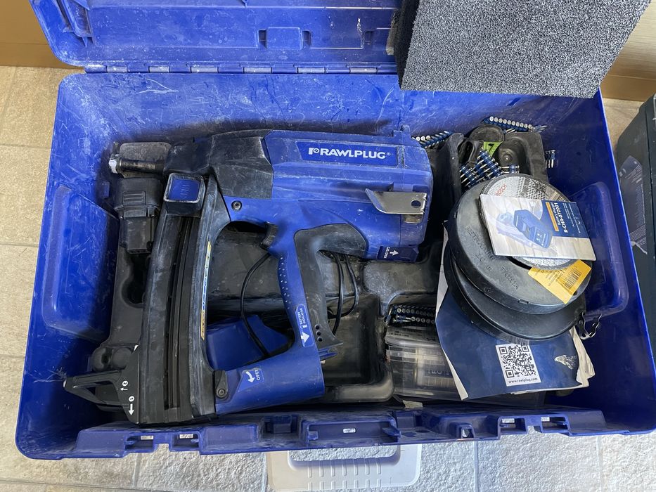 pistol batut cuie pe gaz Rawlplug
