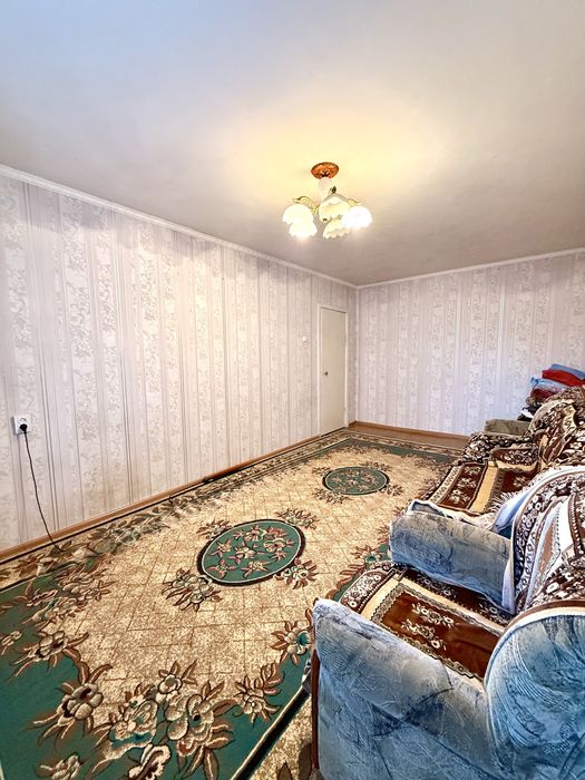 Продам 2 комн квартиру район школьник