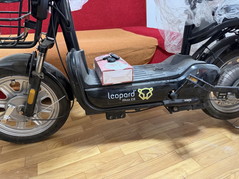 Leopard Max E8 -электроскуттер