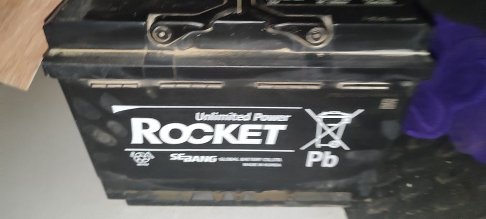 АКБ гелевый. Уровень заряда 70%.