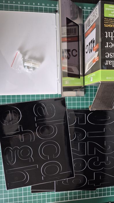 Numar casa cu iluminare + baterie solara