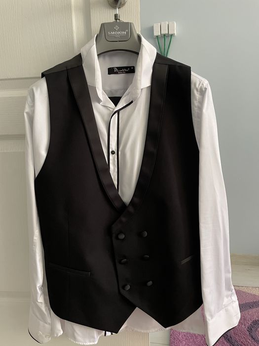 Официален костюм