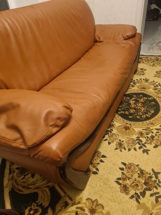 Диван кожаный состояние нормальное