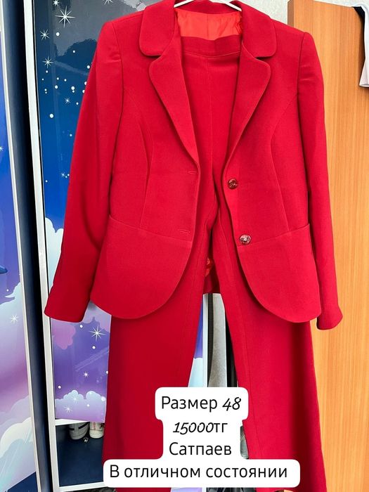 Продам костюмы и платья