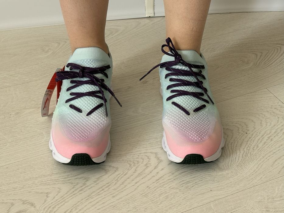 Кроссовки женские