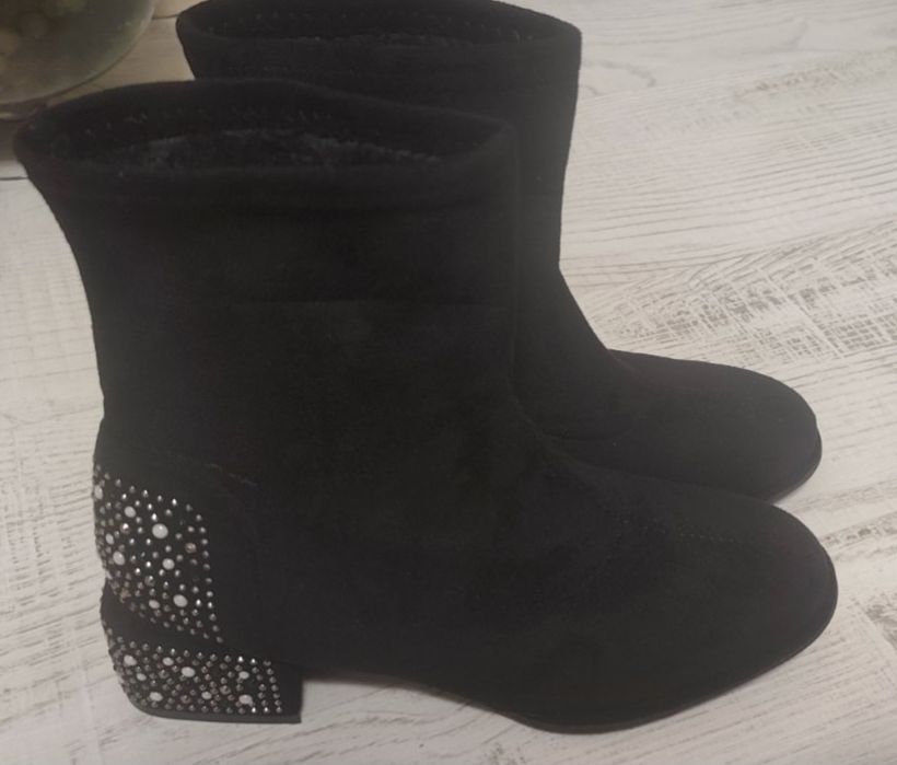 Дамски боти с камъчета на тока.