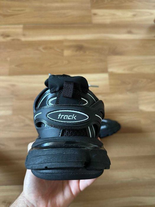 Sneakers Balenciaga cu eticheta (nu Nike, Gucci, Adidas, Balenciaga)