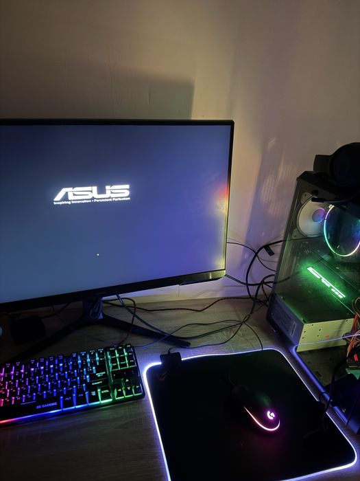 Монитор в хорошем состоянии все есть