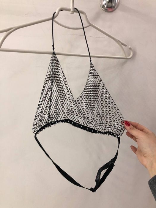 top din plasă cu pietre