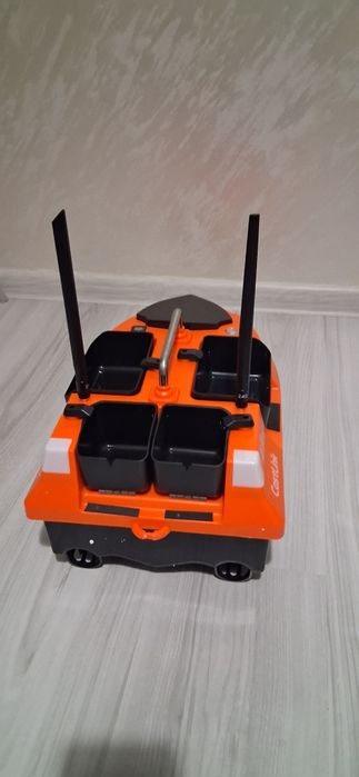 НОВА Лодка за захранка Flytec V802